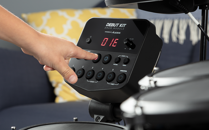 Debut Kit 的核心是功能豐富的聲音模塊。隨附的聲音模組具有 10 個經典和現代風格兼具鼓組，由 Alesis 定制設計。這些套件包含 120 種獨立的鼓聲，並利用 Intelligent Dynamic Articulation™ 智慧動圈發聲技術提供高度擬真聲音。音源可以使用立體聲 ¼” 輸出連接到外部音響系統或放大器，例如 Alesis Strike Amp 8（單獨出售），或者您可以插入耳機以實現真正安靜和私密的練習。Debut Kit 的音源也配備一個集成的鼓教練，包括 30 首伴奏曲目，以及專門設計的節奏練習，以幫助建立和提高您的技能。